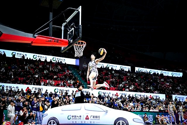 扣篮之王尽显风采,全明星赛引爆全场 扣篮之王尽显风采,全明星赛引爆全场